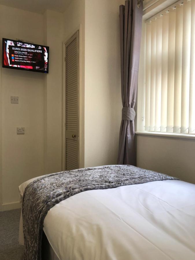 The Bell Hotel Ньютаун Экстерьер фото