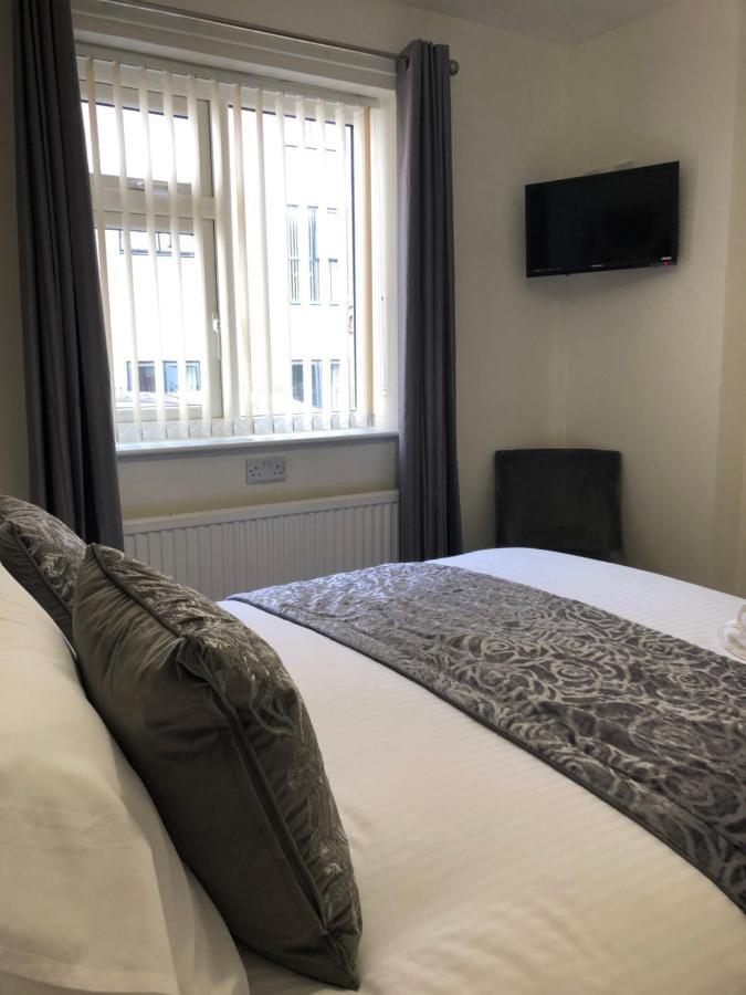 The Bell Hotel Ньютаун Экстерьер фото